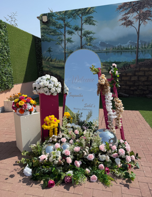 Gifting, invites & custom touches